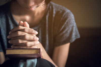 A teen praying